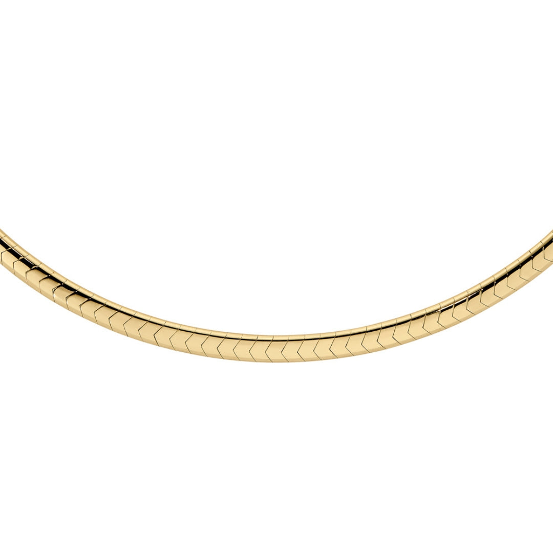 Bold yellow gold omega chain 